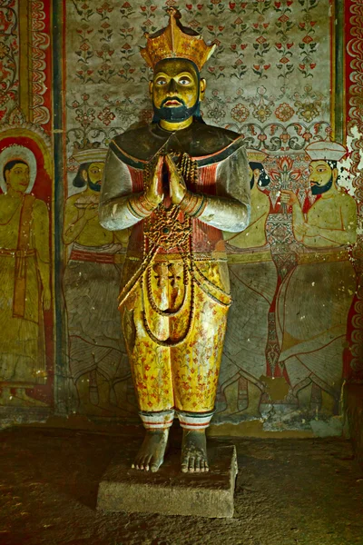 Образ древнего царя в пещерах храма Дамбулла, Шри-Ланка — стоковое фото