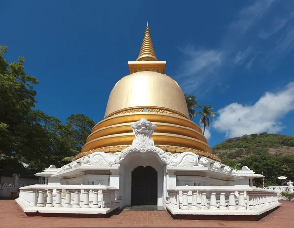 Βουδιστική dagoba (Στούπα) στο χρυσοποίκιλτο τέμπλο, Νταμπούλα, Σρι Λάνκα — Φωτογραφία Αρχείου
