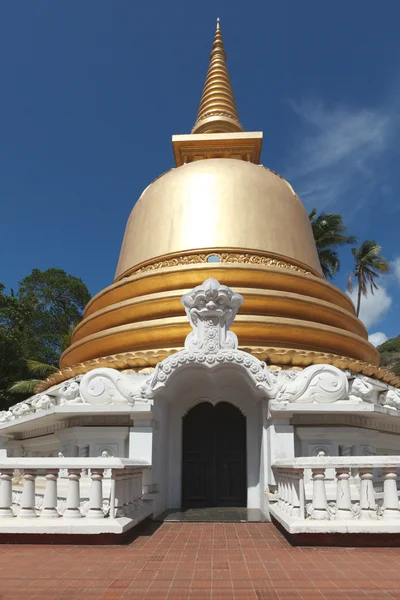 Boeddhistische dagoba (stoepa) Close-up in de gouden tempel — Stockfoto