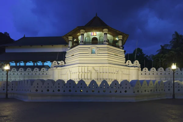 Храм зуба. Вечір. Шрі-Ланка — стокове фото