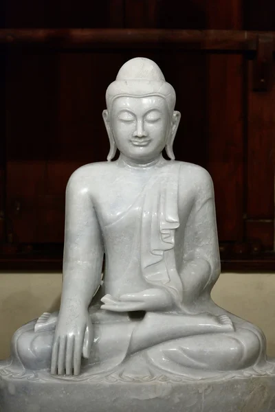 Buddha szobor a templomban — Stock Fotó