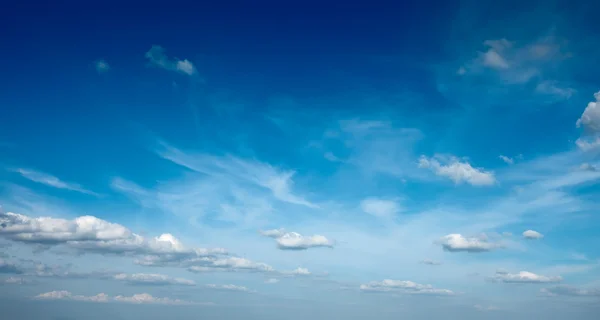 Witte wolken in blauwe lucht — Stockfoto