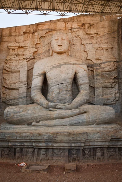 Antigua imagen de Buda sentado — Foto de Stock