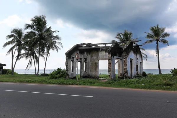 Huis geruïneerd door tsunami — Stockfoto