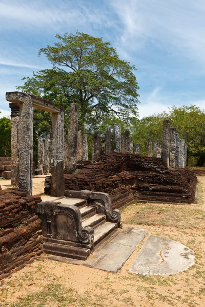 Pijlers. ruïnes. oude stad van polonnaruwa. — Stockfoto