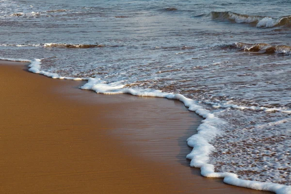Welle schwappt auf Sand — Stockfoto