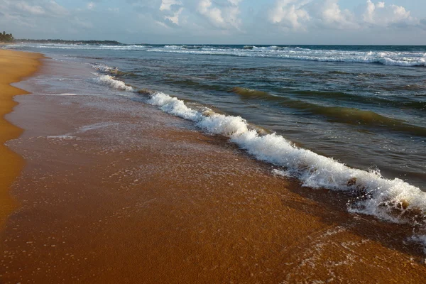 Κύμα ξεχειλίζει στην άμμο — Φωτογραφία Αρχείου