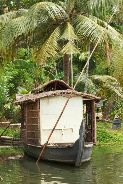 Плавучий дом на болотах Кералы, Индии — стоковое фото