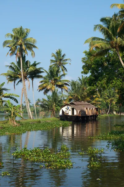 Плавучий дом на болотах Кералы, Индии — стоковое фото