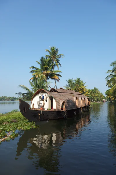 Casa flotante en Kerala remansos, India —  Fotos de Stock