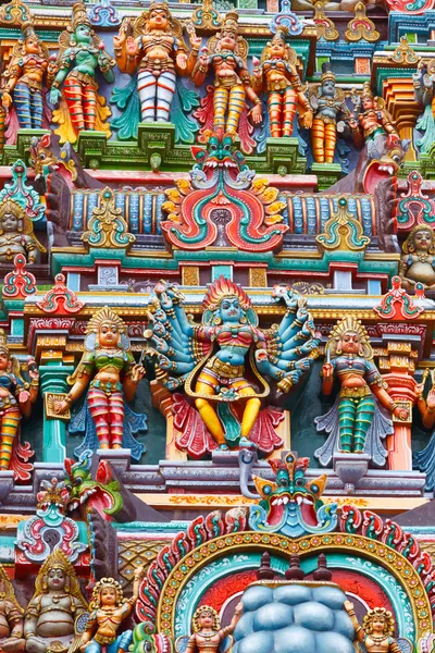 Esculturas na torre do templo hindu — Fotografia de Stock