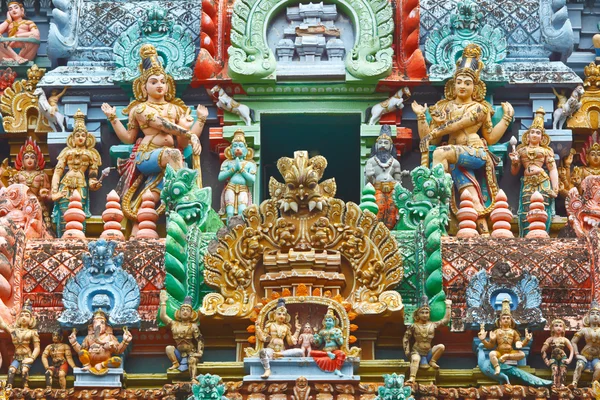 힌두교 사원 탑에 조각 — 스톡 사진