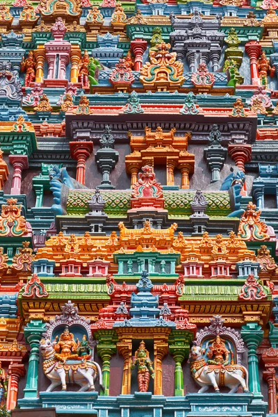 Szobrok a hindu templom torony — Stock Fotó