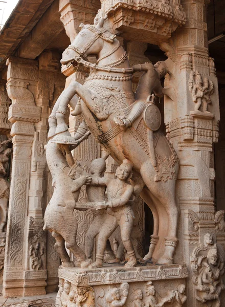 Estátuas em templo hindu. Templo de Sri Ranganathaswamy. Tiruchirapp — Fotografia de Stock