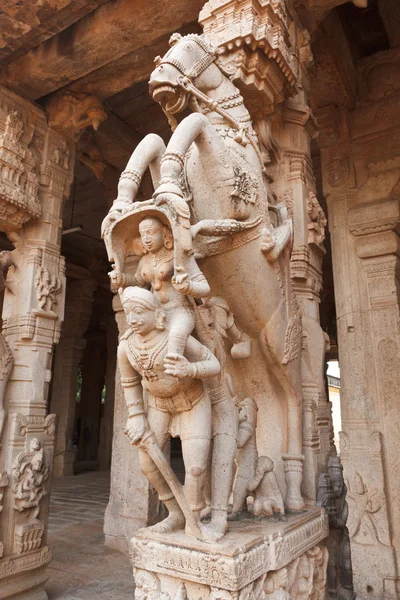 Rzeźby w świątyni hinduskiej. Świątynia Sri ranganathaswamy. tiruchirapp — Zdjęcie stockowe