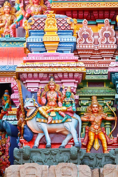 Sculptures sur gopura temple hindou (tour ) — Photo