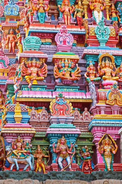Esculturas en gopura templo hindú (torre ) — Foto de Stock