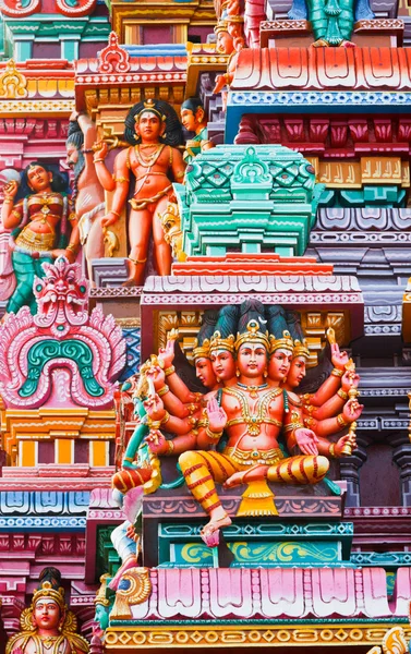 Szobrok a Hindu templom gopura (torony) — Stock Fotó