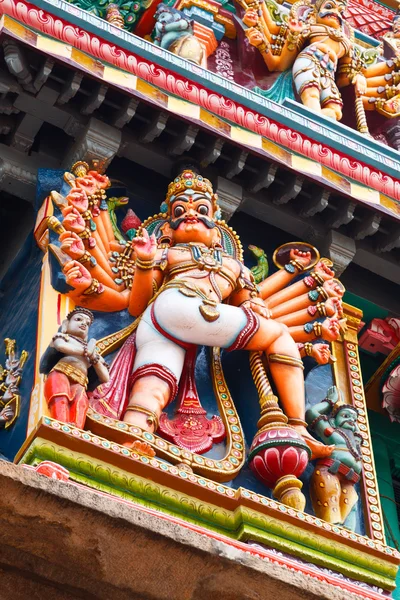 Skulpturen auf dem hinduistischen Tempelturm — Stockfoto
