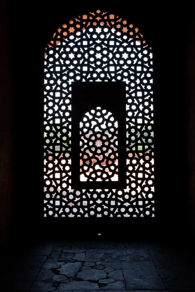 Janela de tela esculpida em mármore no túmulo de Humayun, Delhi — Fotografia de Stock
