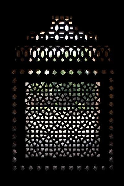 Ventana de mármol tallada en la tumba de Isa Khan, Delhi, Delhi — Foto de Stock