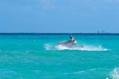 Jet ski süren adam.