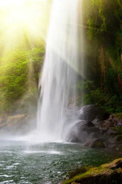 Vattenfall i djungeln med sol — Stockfoto