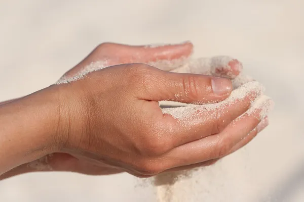 沙子从手中流过 — 图库照片