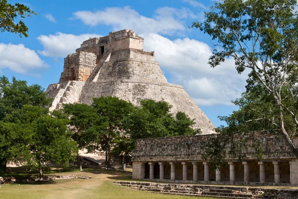 Pirámide Maya (Pirámide del Mago, Adivino) en Uxmal, Mexicana —  Fotos de Stock