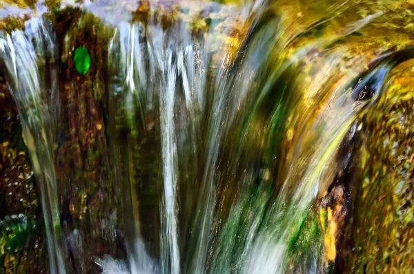 Швидкий тече вода — стокове фото