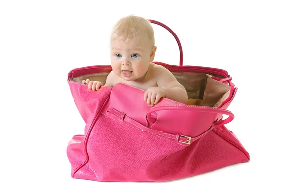 大きなピンクの袋に座っている小さな赤ちゃん — ストック写真