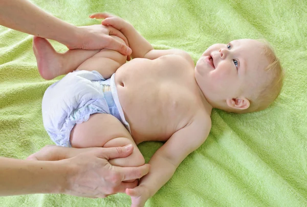 Moeder en baby masseren — Stok fotoğraf