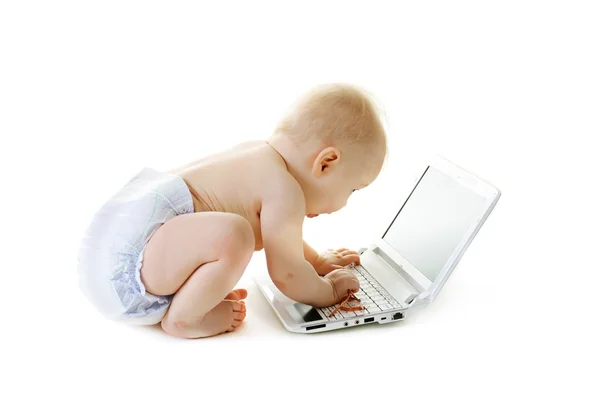 Baby med bærbar datamaskin – stockfoto