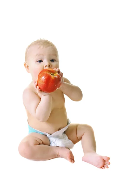 어린 소녀 먹고 잘 익은 빨간 사과 — 스톡 사진