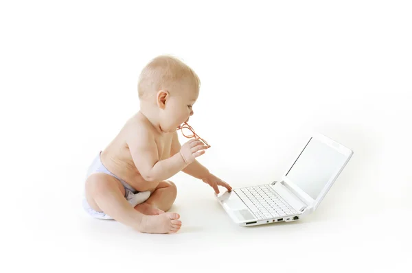 Baby med bærbar datamaskin – stockfoto