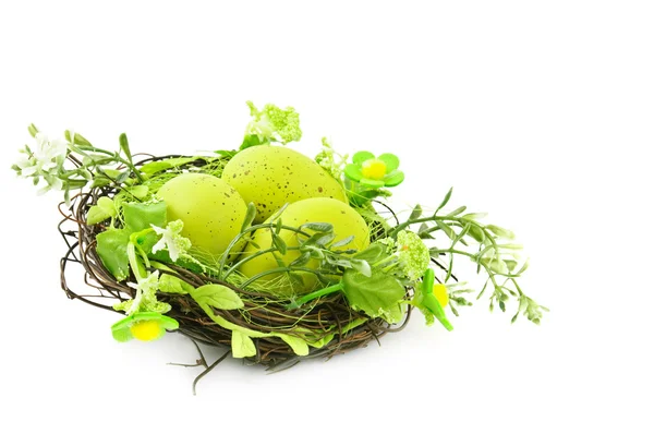 Decoratieve Pasen nest met eieren — Stockfoto