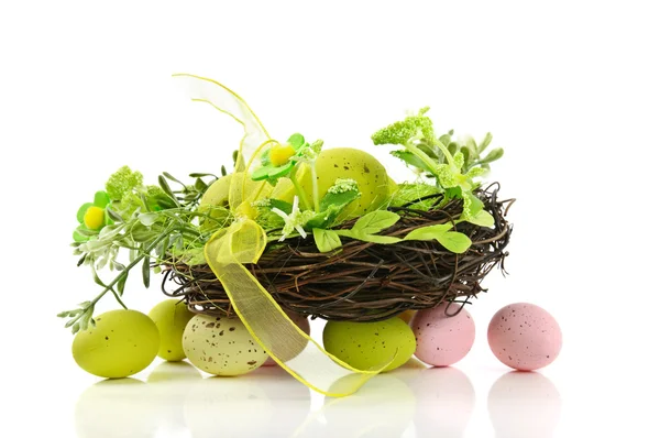 Sarang Paskah dekoratif dengan telur — Stok Foto
