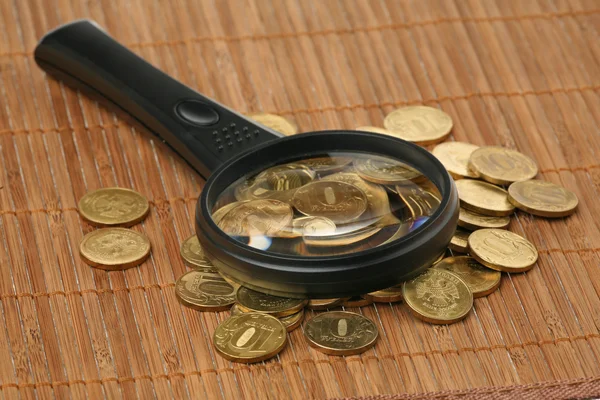 Lupa e moedas — Fotografia de Stock