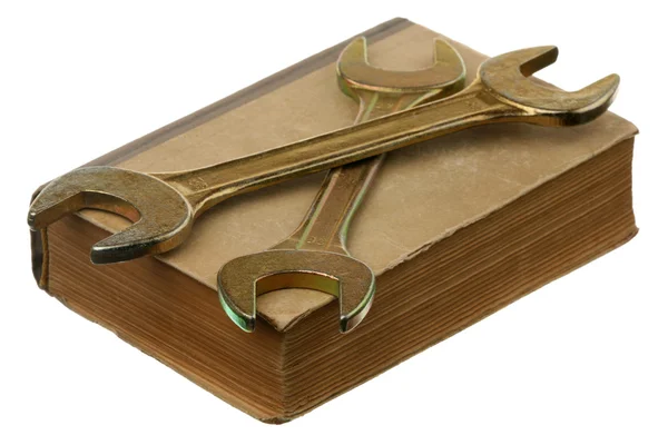 Zwei Schraubenschlüssel und das Buch — Stockfoto