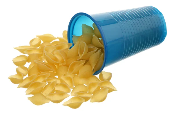 Macaroni en blauw glas — Stockfoto