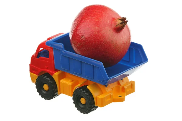 Velké granátové jablko v autě — Stock fotografie