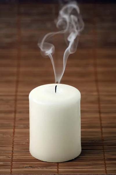 Гаснет свеча — стоковое фото