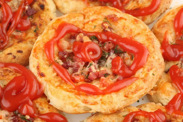 Die Leckere Pizza Wird Mit Ketchup Gegossen — Stockfoto