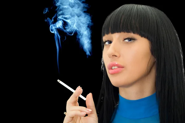 漂亮女人与一支香烟的画像 — 图库照片