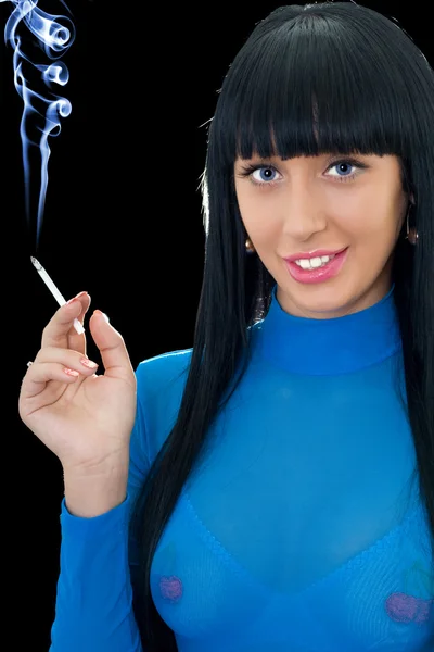 Retrato da mulher sorridente com um cigarro — Fotografia de Stock