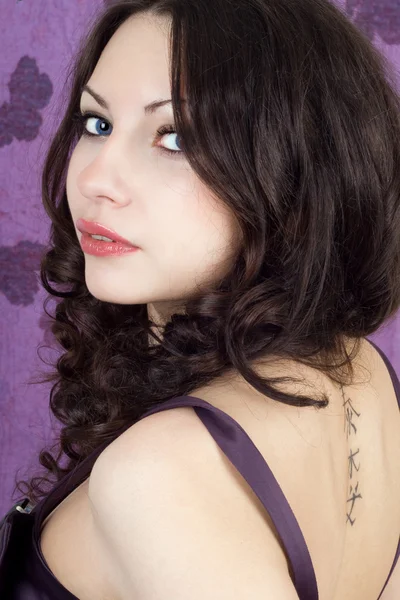 Egy tetoválás a fiatal nő portréja — Stock Fotó