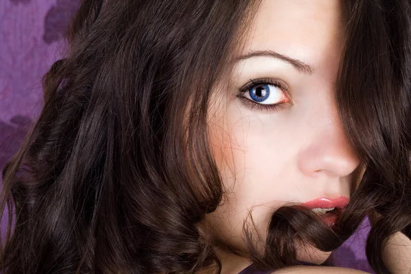 Portrét mladé ženy s tmavě modrým čočky — Stock fotografie