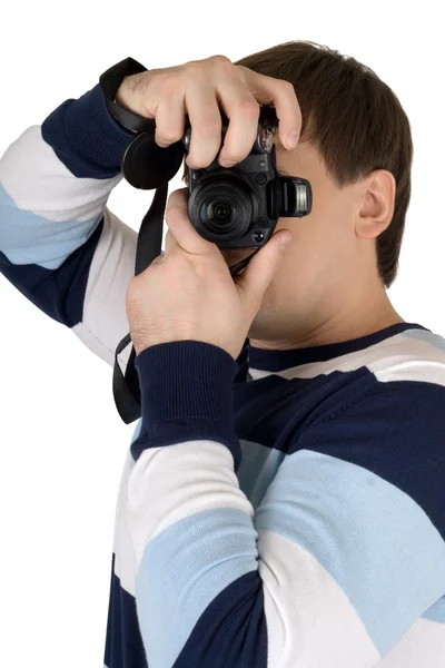 Νεαρός άνδρας με μια ψηφιακή φωτογραφική μηχανή. απομονωθεί σε λευκό — Φωτογραφία Αρχείου