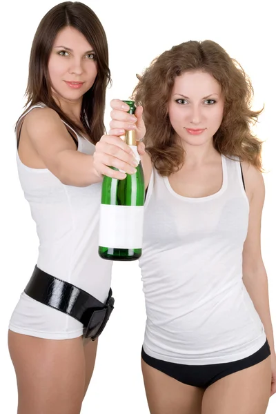 Két gyönyörű lányok, egy üveg pezsgő. elszigetelt — Stock Fotó