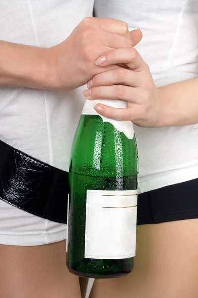 Duas meninas com uma garrafa de champanhe em uma mão — Fotografia de Stock